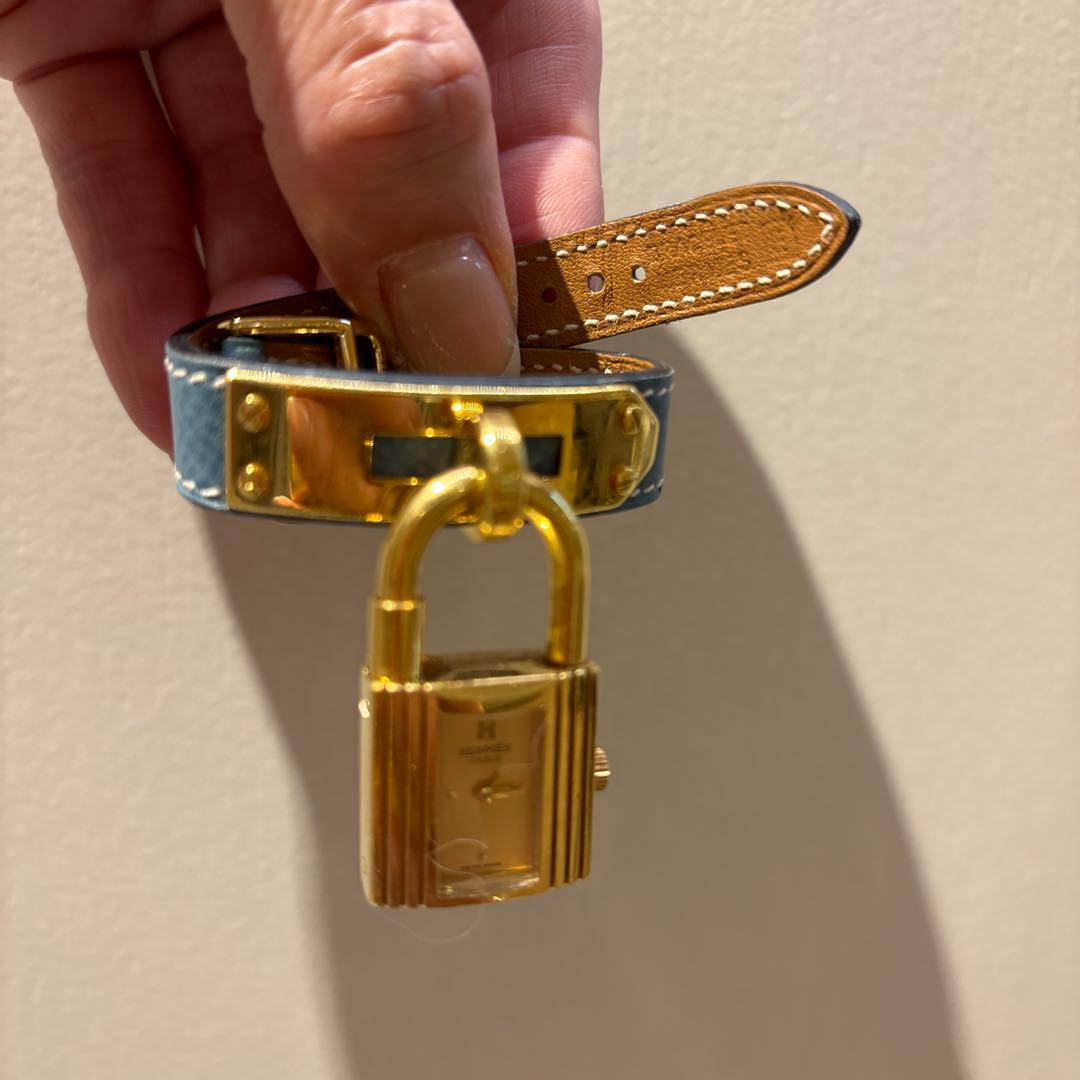 青いレザー 時計 金色ロックデザイン