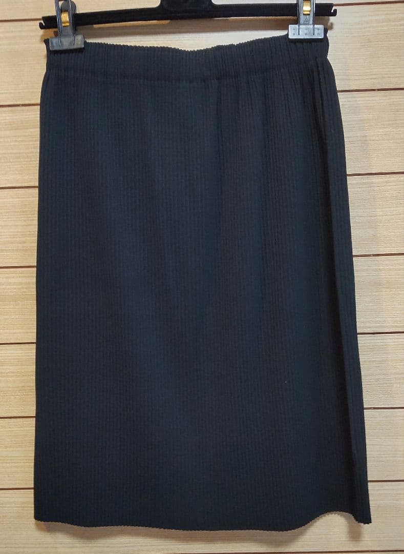 me ISSEY MIYAKE＊黒のプリーツひざ丈スカート