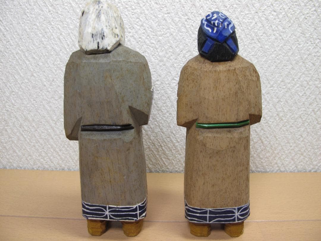 木彫り 農民美術 木端人形 アイヌ 夫婦 小熊 鮭　2体セット