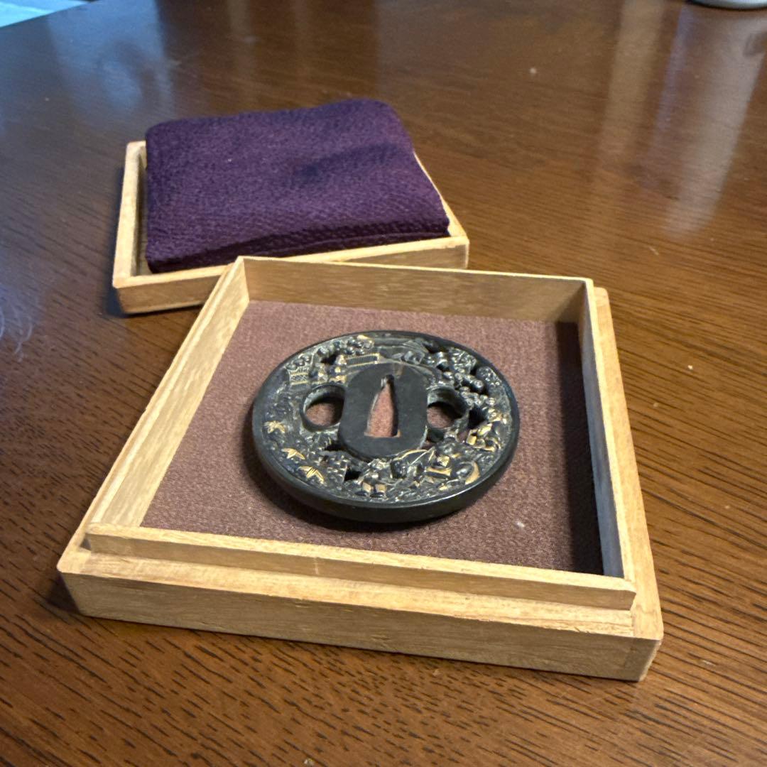 獅*丸様 伝統的な日本の鉄製鍔、木製ケース付き