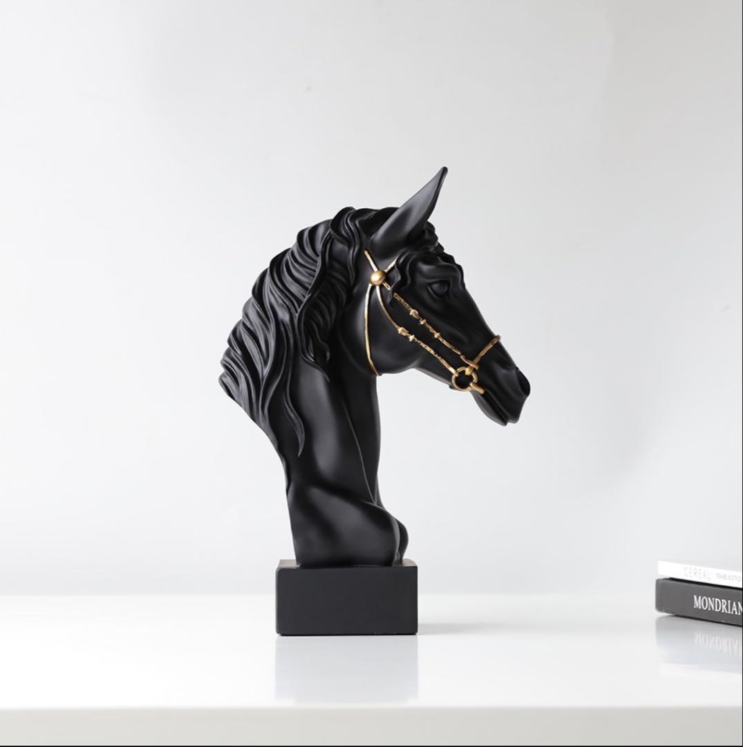 馬の頭部の樹脂製置物（黒・白）