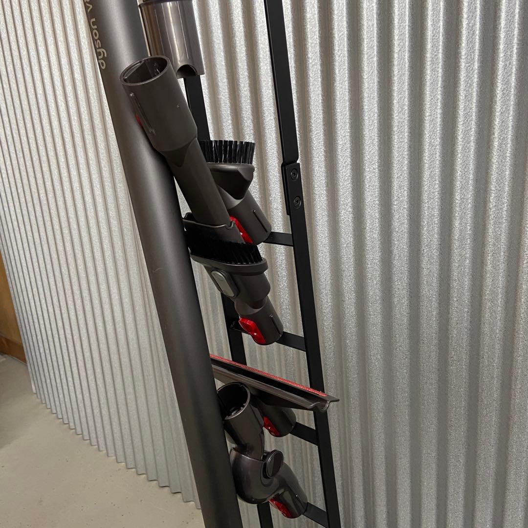dyson ダイソン⭐️SV10 V8 コードレス掃除機　スタンド付き