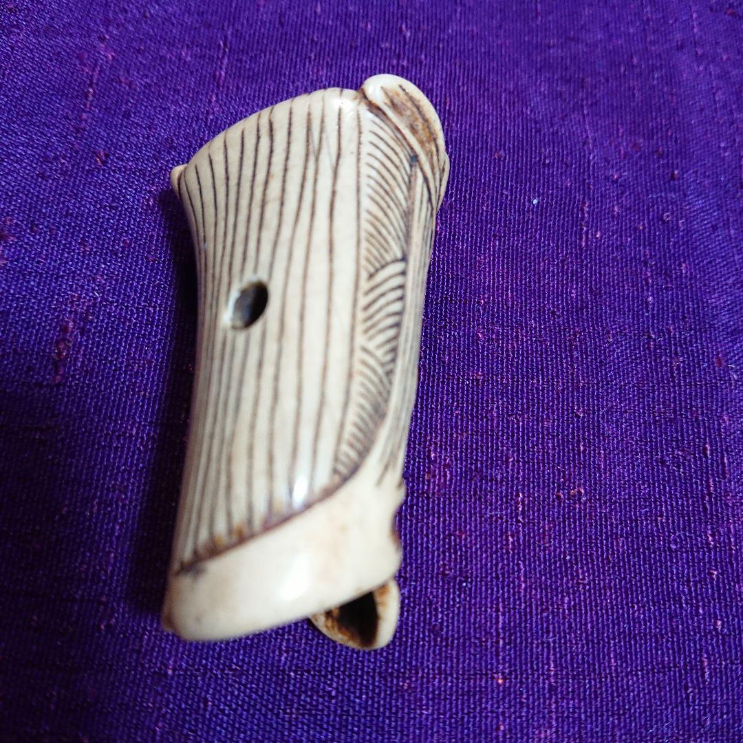 すいせんの図の根付け