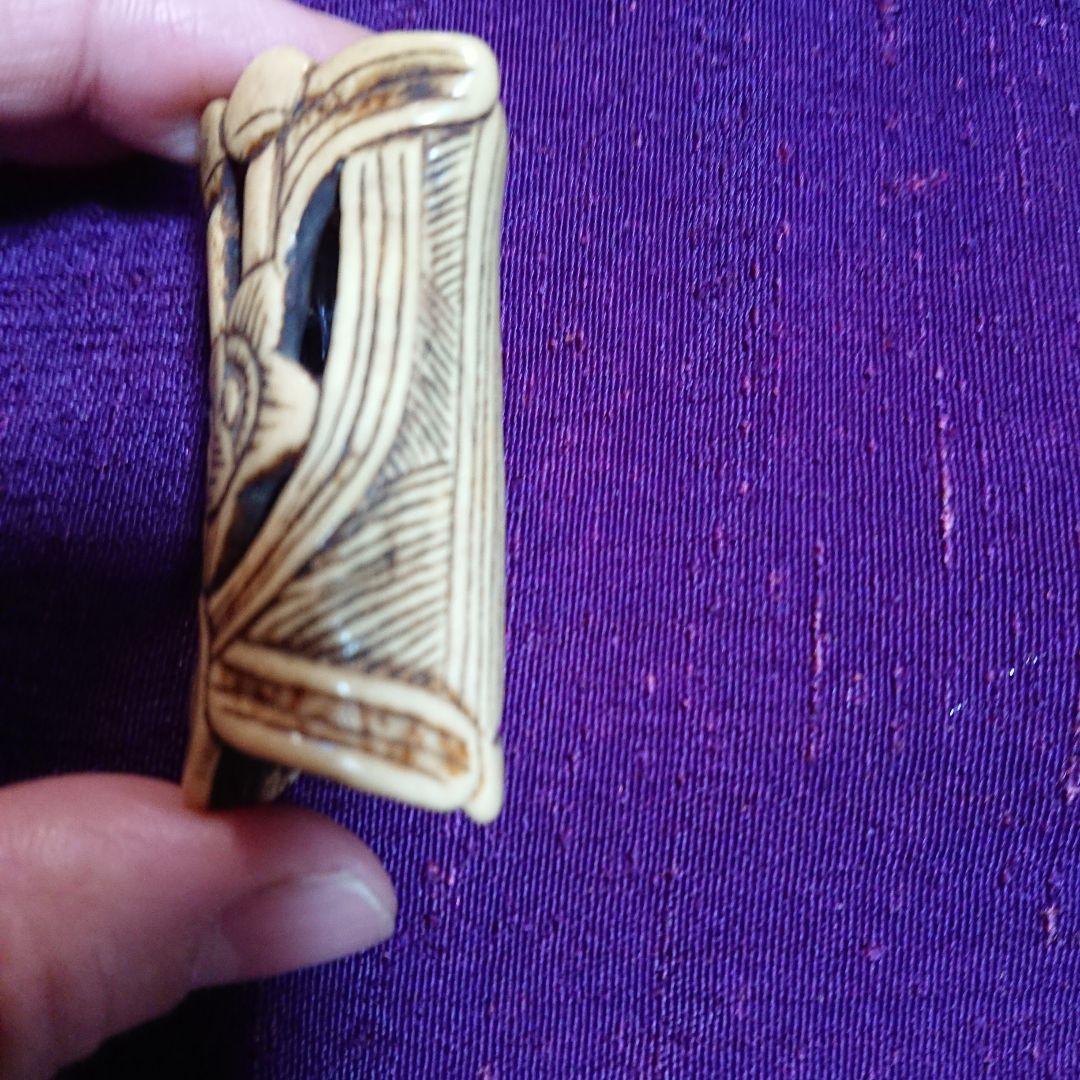 すいせんの図の根付け