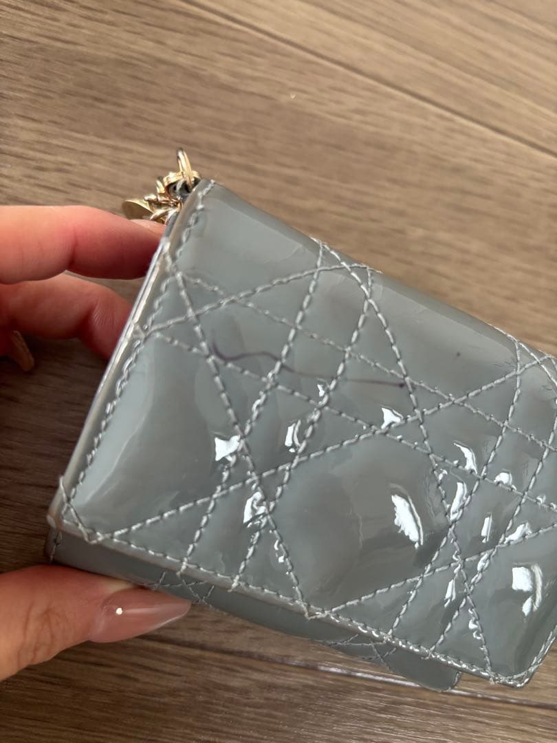 グレー エナメル キルティング三つ折り財布