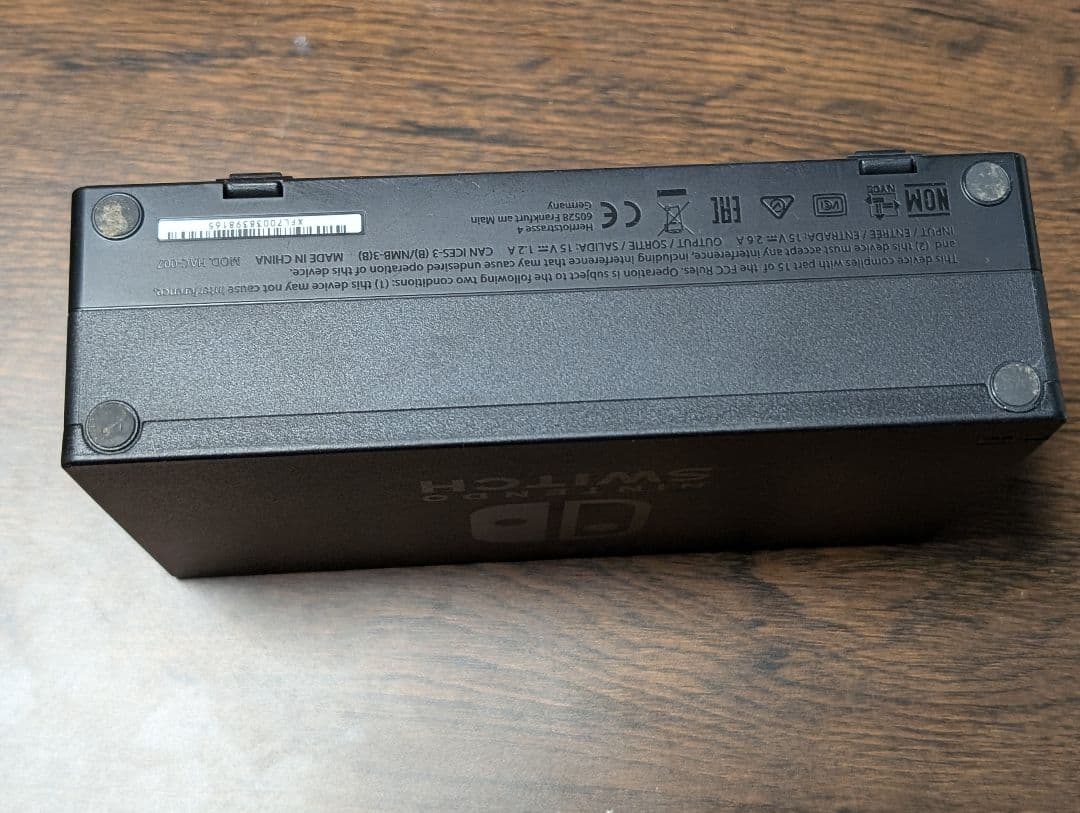 Nintendo Switch 本体　持ち歩き用ケース・カバー付き