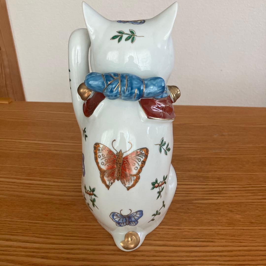美品　ヴィンテージ伊万里　手描きの大きな瞳やまつ毛、体の蝶々が美しい招き猫