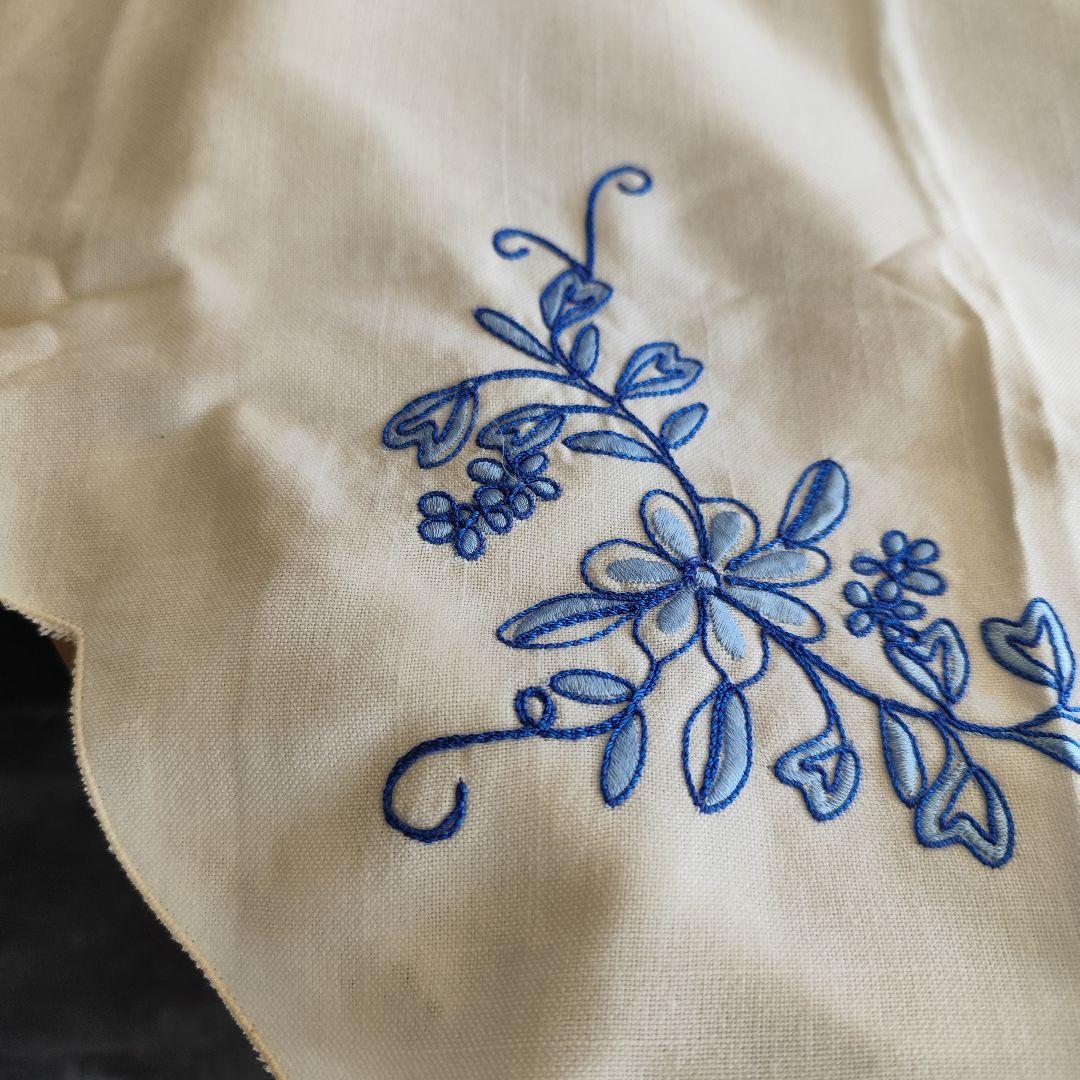 青糸の花柄刺繍　大判オーバル　混紡リネン　テーブルクロス