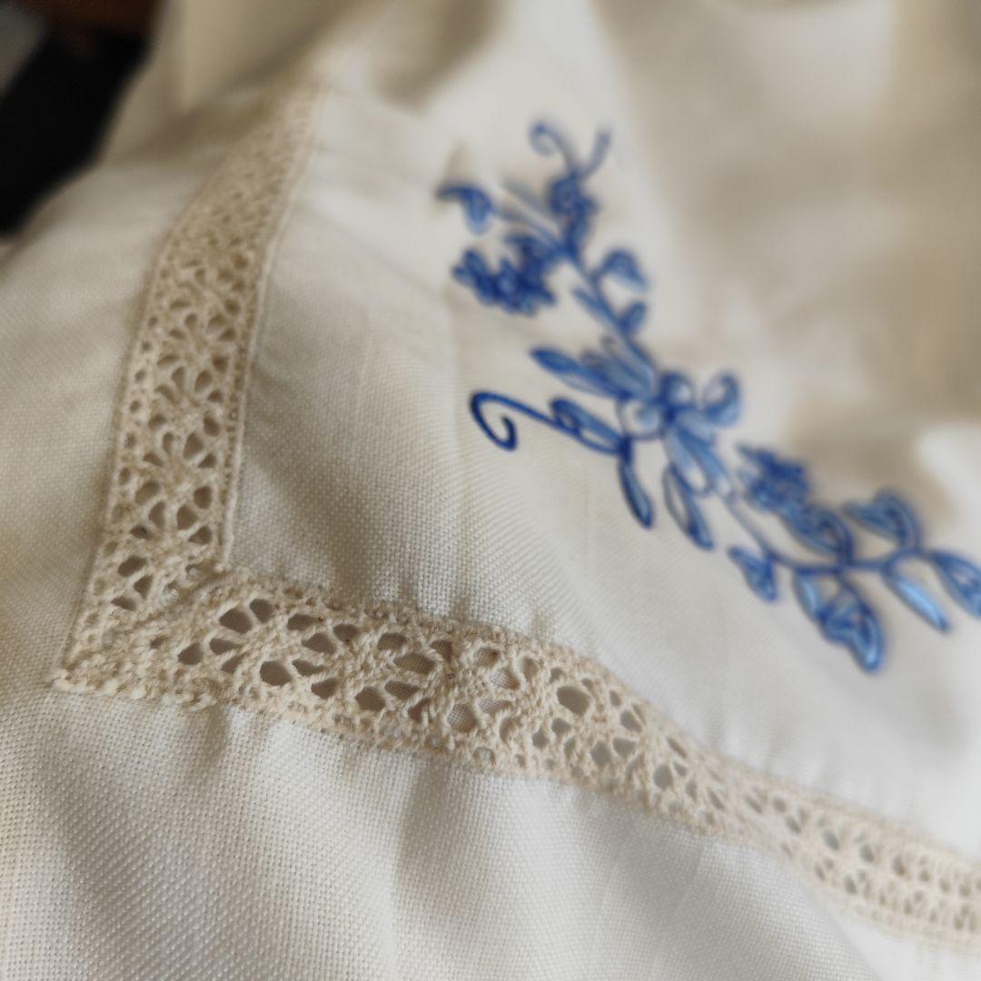 青糸の花柄刺繍　大判オーバル　混紡リネン　テーブルクロス
