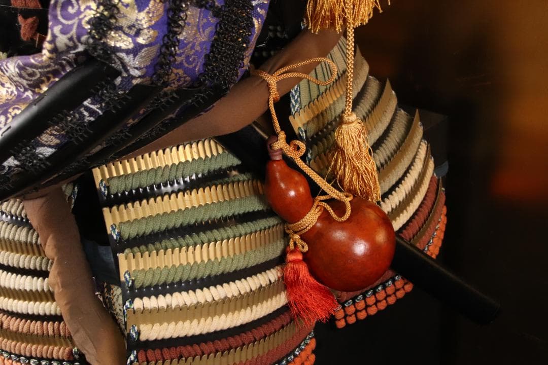 甲冑　具足　黒胴当世素掛 緋縅　鎧櫃付き　等身大　現代鎧　兜　武具　EE002