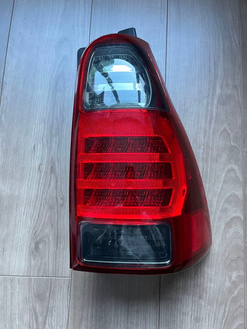 トヨタハイラックスサーフ215 テールランプ(右側)