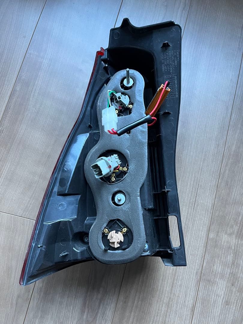 トヨタハイラックスサーフ215 テールランプ(右側)