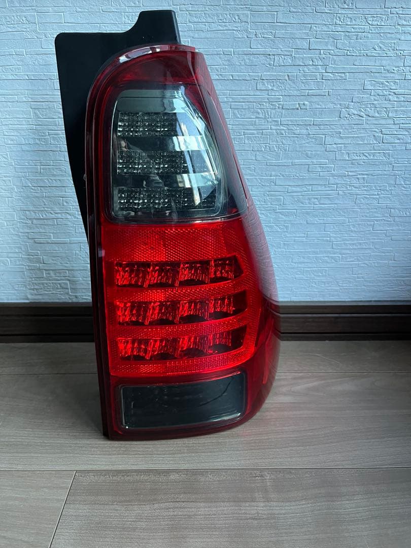 トヨタハイラックスサーフ215 テールランプ(右側)