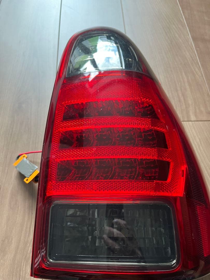 トヨタハイラックスサーフ215 テールランプ(右側)
