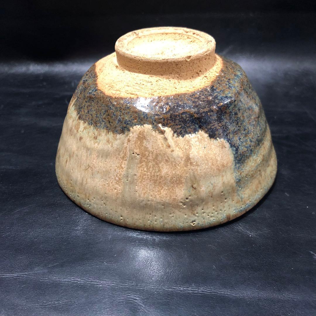 美しい古美術◼️蔵から美しいぐるりとうねりの見事な抹茶茶碗が出て来ました。