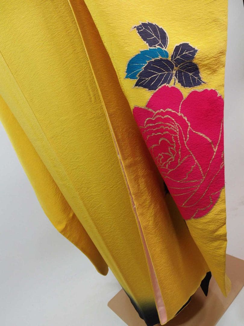 作家物・草野一騎　薔薇咲き誇る振袖×大胆アート構図／イエロー地×華麗モダンな名品