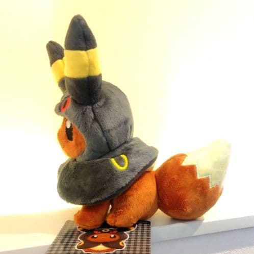 ポケモン ブラッキーのポンチョを着たイーブイ ぬいぐるみ ブラッキー イーブイ