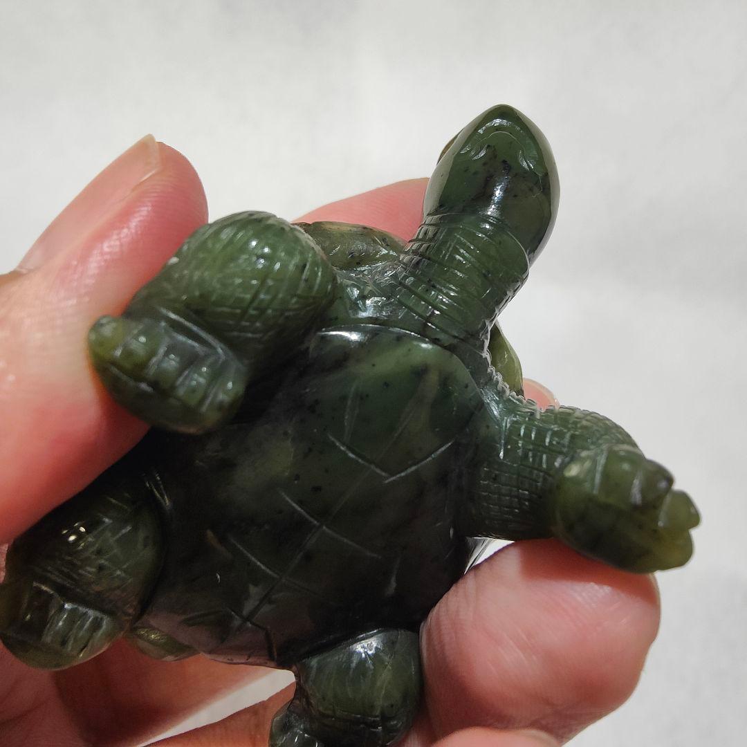 12 亀　軟玉翡翠（ネフライト）で作った亀　天然石　彫刻　翡翠　ヒスイ　亀　かめ