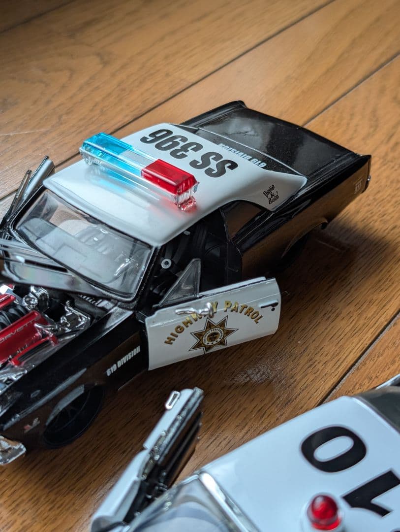 アメ車ミニカー2台 Cadillacなど 1/24 パトカー