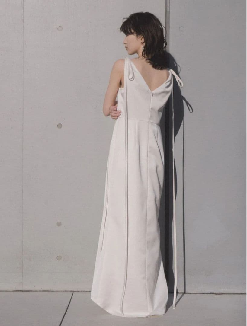 Kaene　サテンリボンドレス　ホワイトウェディングドレス　Vネック　白ドレス