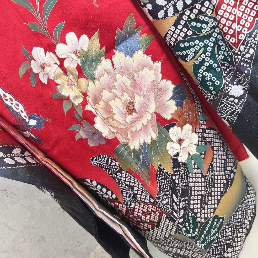 振袖　フルセット　正絹　赤　黒　華やか　ボタン　古典柄　かっこいい系　k3