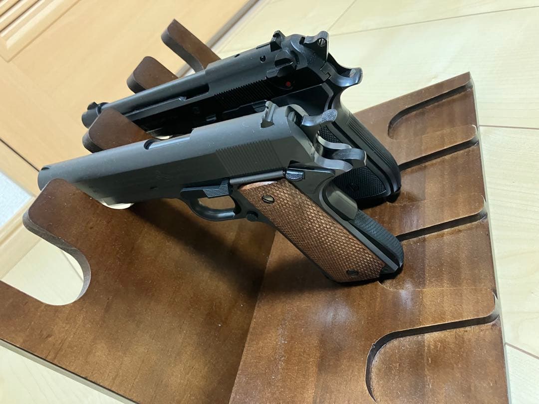 【たかちん】コルトガバメント & ベレッタハンドガンセット&木製スタンド