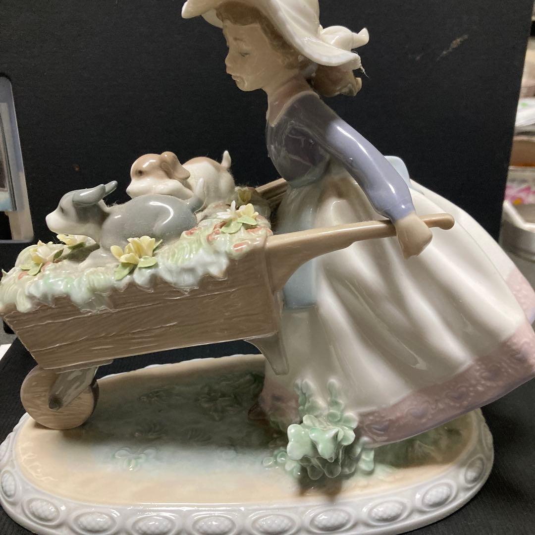 少女と犬の陶器製フィギュア