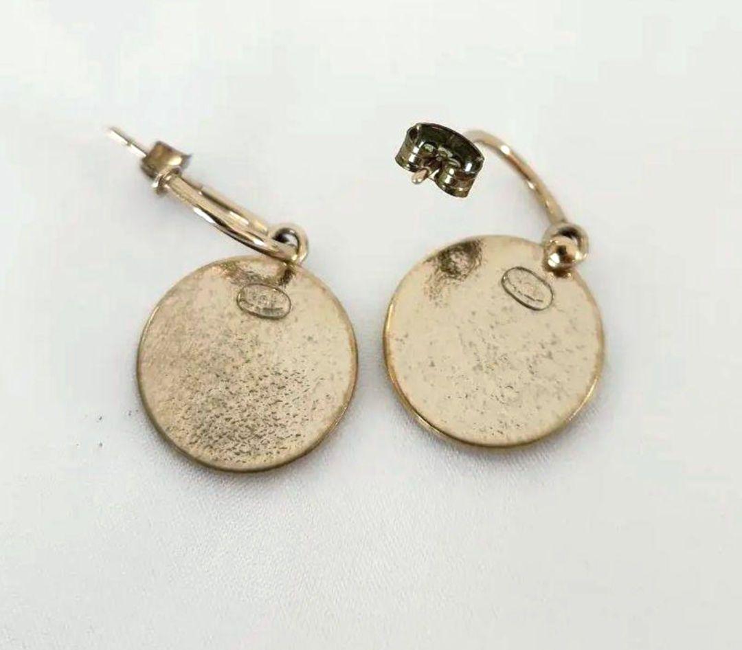 CHANEL ロゴ入りフープピアス ホワイト/ゴールド