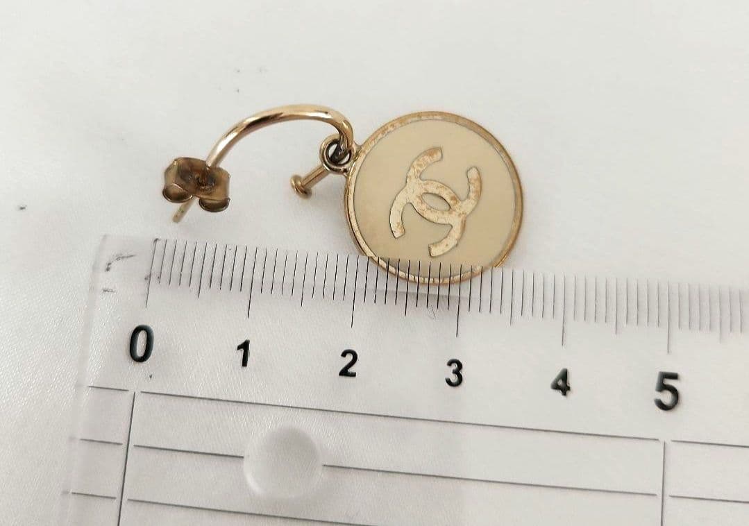 CHANEL ロゴ入りフープピアス ホワイト/ゴールド