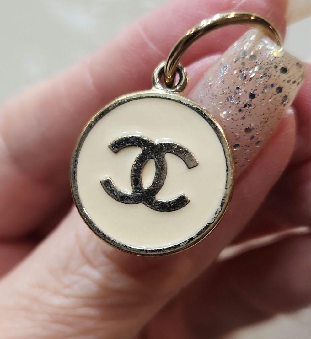 CHANEL ロゴ入りフープピアス ホワイト/ゴールド