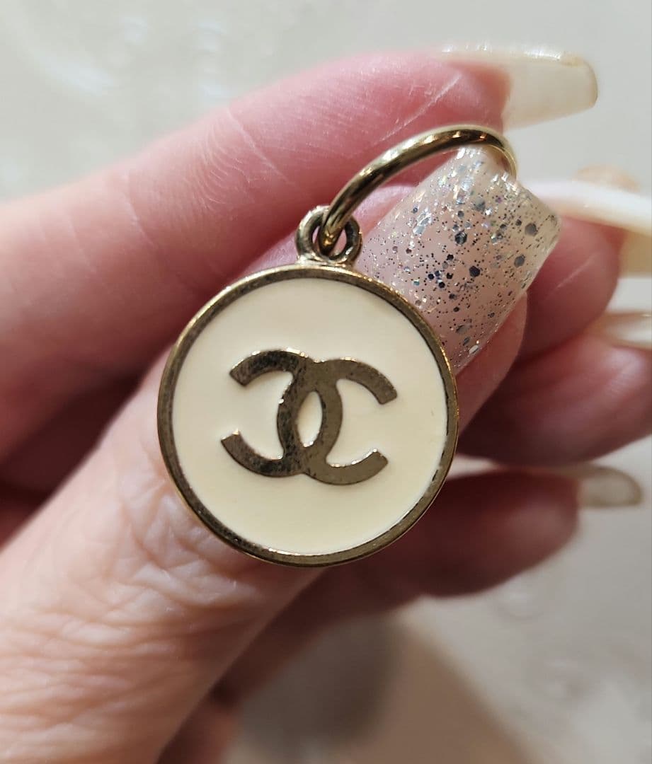 CHANEL ロゴ入りフープピアス ホワイト/ゴールド