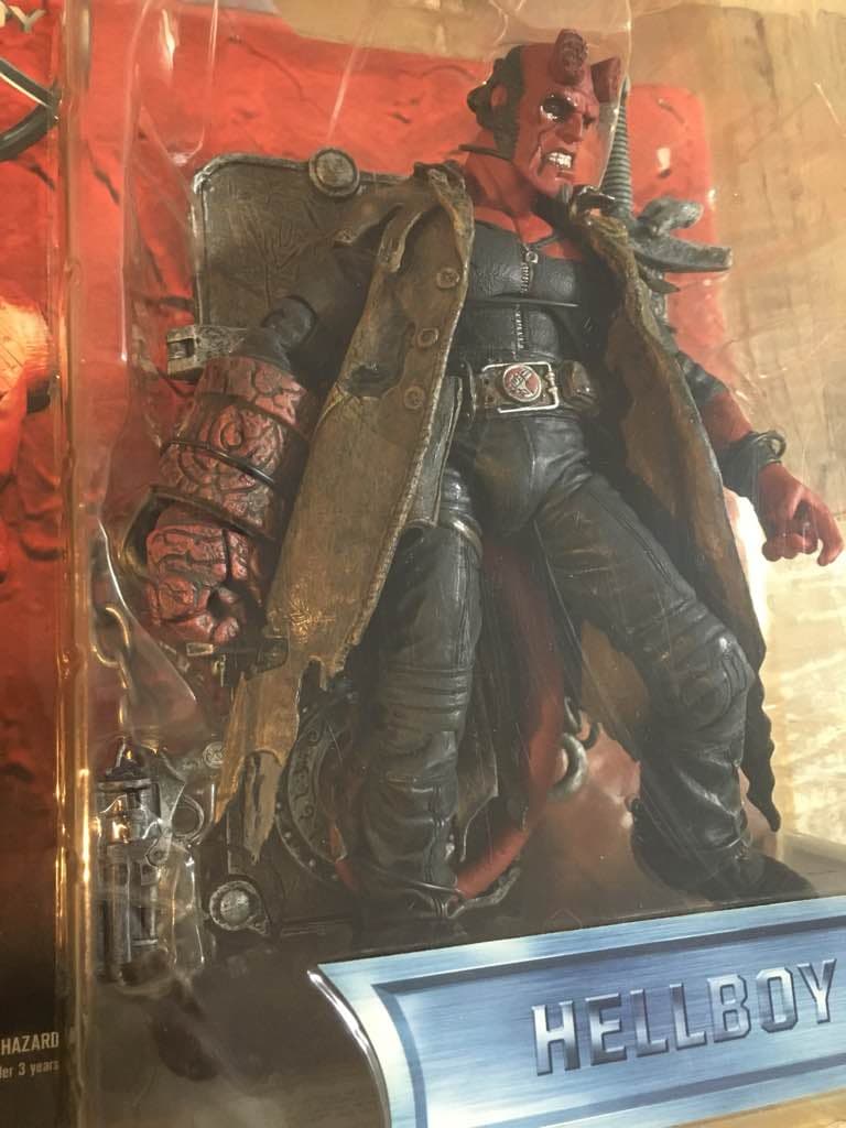 ヘルボーイ ８インチ フィギュア シリーズ1.5 ヘルボーイ ダメージVer.