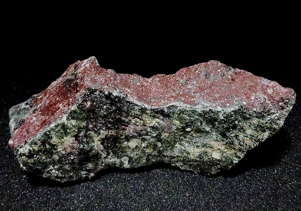 ★サーペンティン原石★赤蛇紋岩【入りコン沢・カチ割・110ｇ】