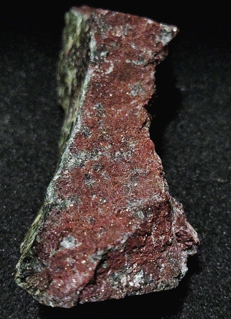 ★サーペンティン原石★赤蛇紋岩【入りコン沢・カチ割・110ｇ】