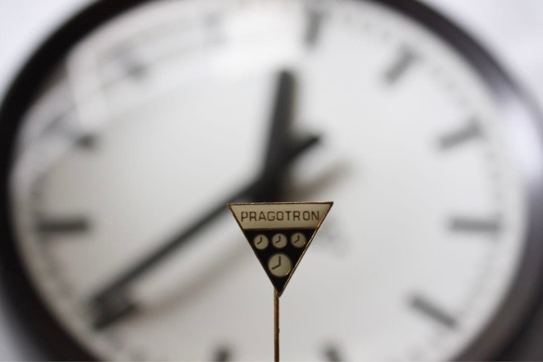こちらこそが最安値 ピンバッジ付 Pragotron パラゴトロン 時計 掛時計