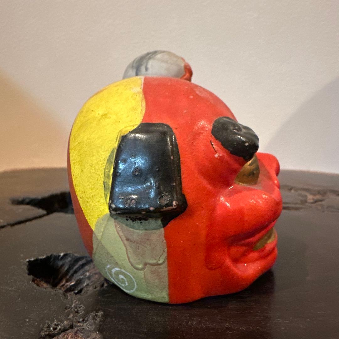 赤い鬼の面と人形の置物　獅子神楽