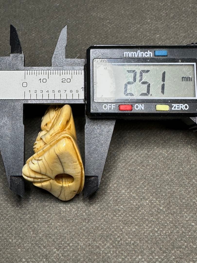 極上　根付　天然素材　アンティーク　骨董　飾り物　古美術品　 置物　細密細工