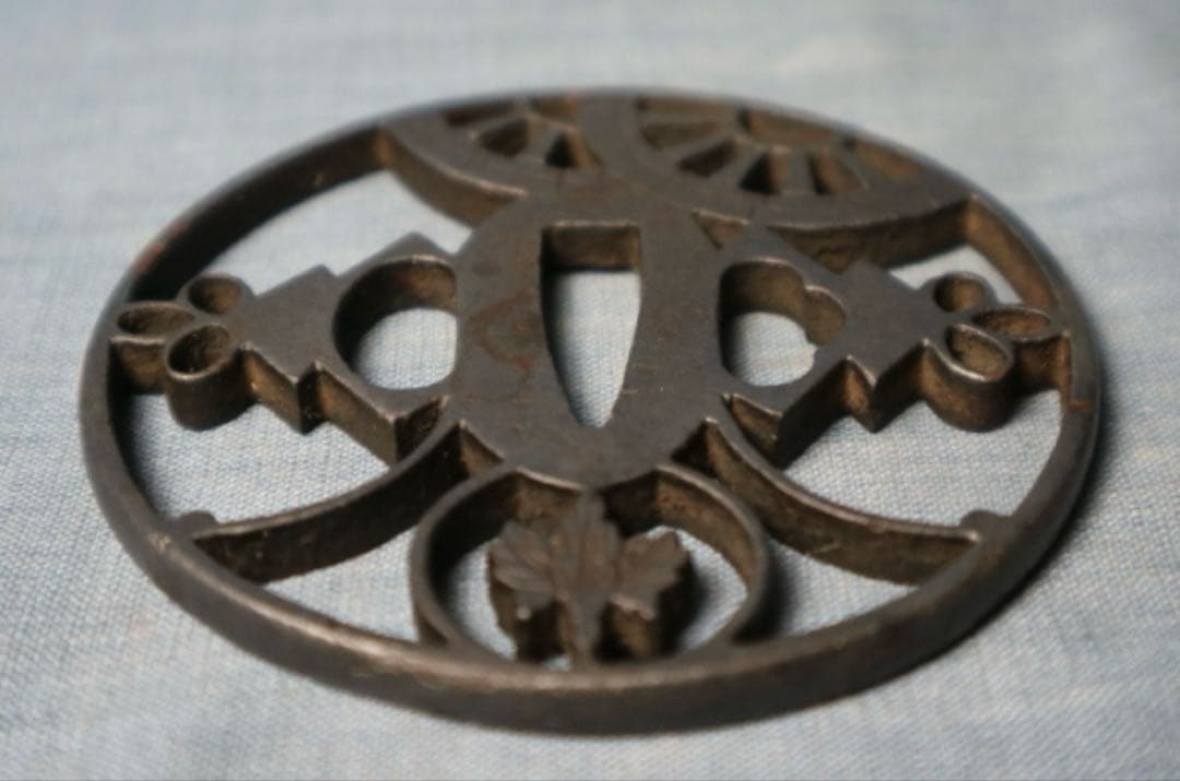 鉄造　鍔　透かし　御所車　桐紋　刀装具　武具　武士　江戸　鐔　希少　骨董　時代