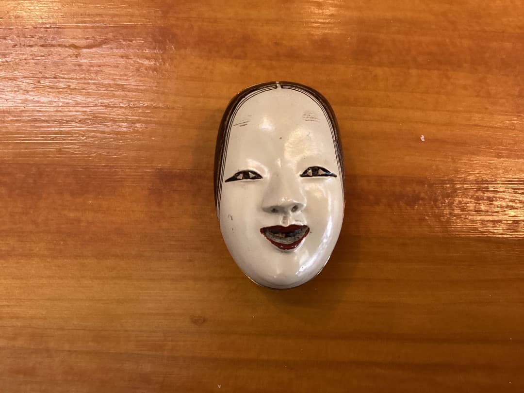 金属製の白い面 約5cm 木箱付き