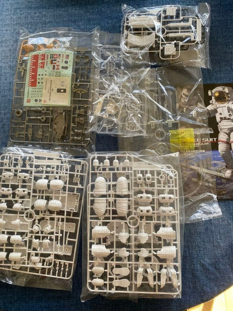 バンダイ ISS船外活動用宇宙服 1/10