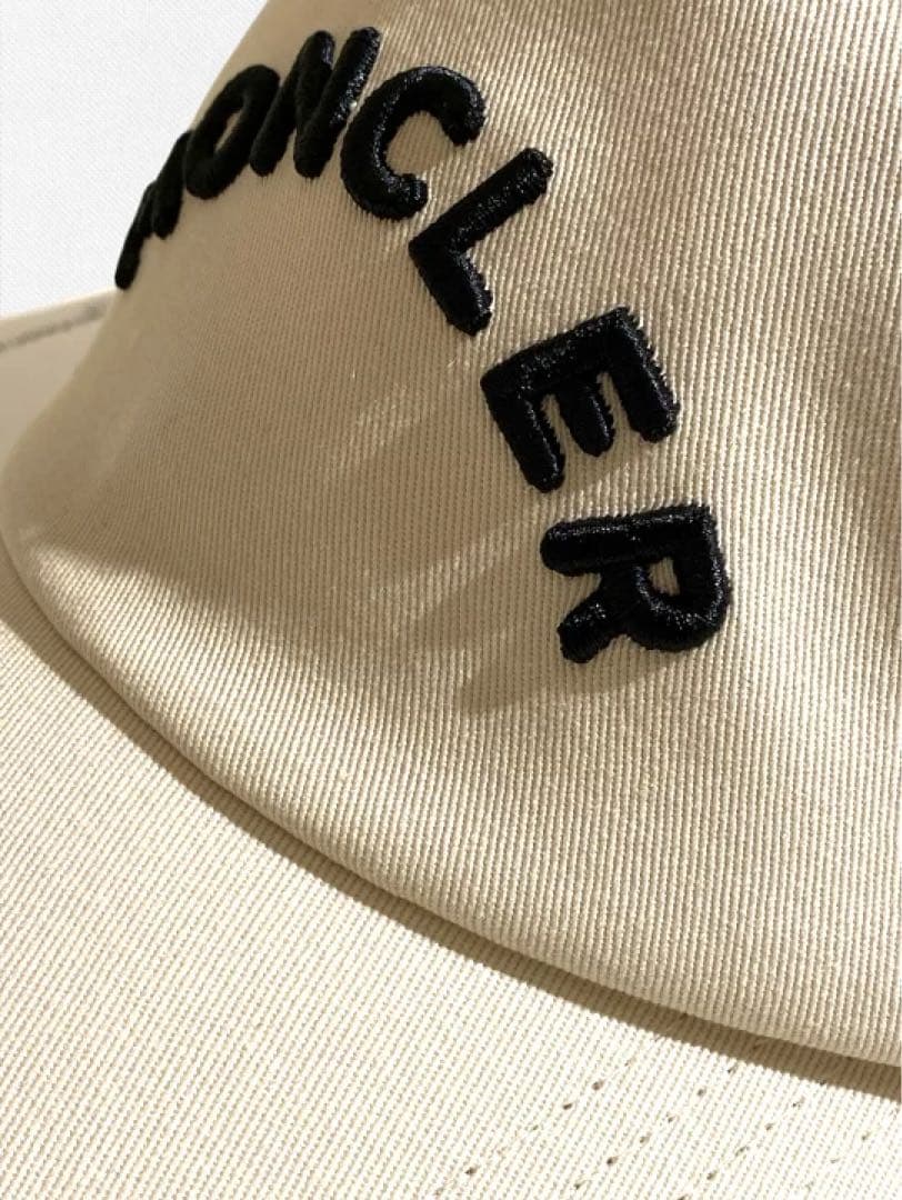 MONCLER 刺繍ロゴキャップ クリーム ベージュ