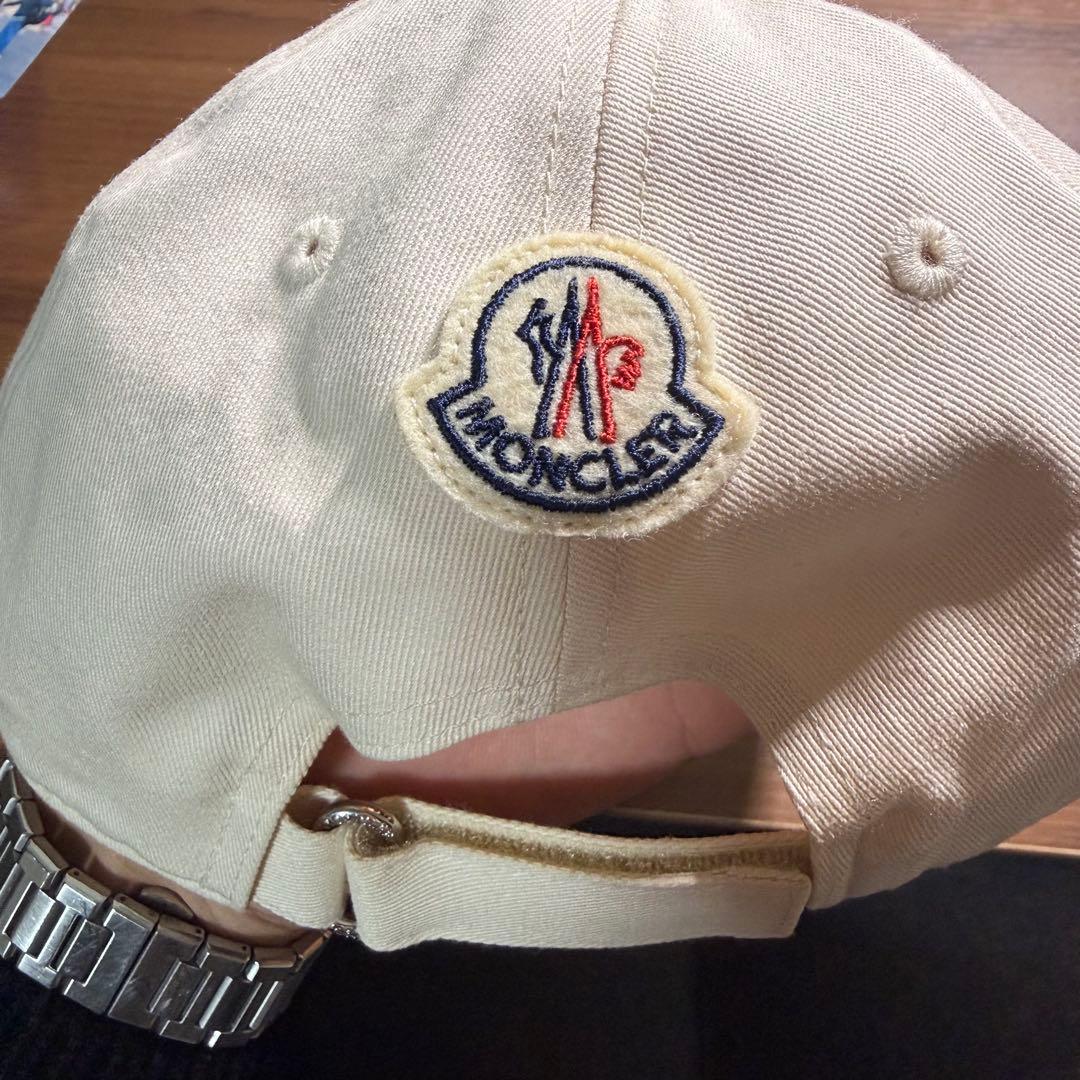 MONCLER 刺繍ロゴキャップ クリーム ベージュ