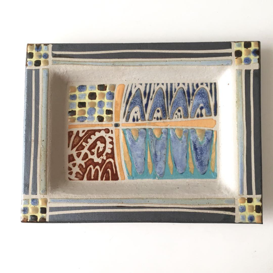 スペインバルセロナ出身の陶芸作家のハンドメイドトレイ　2種類