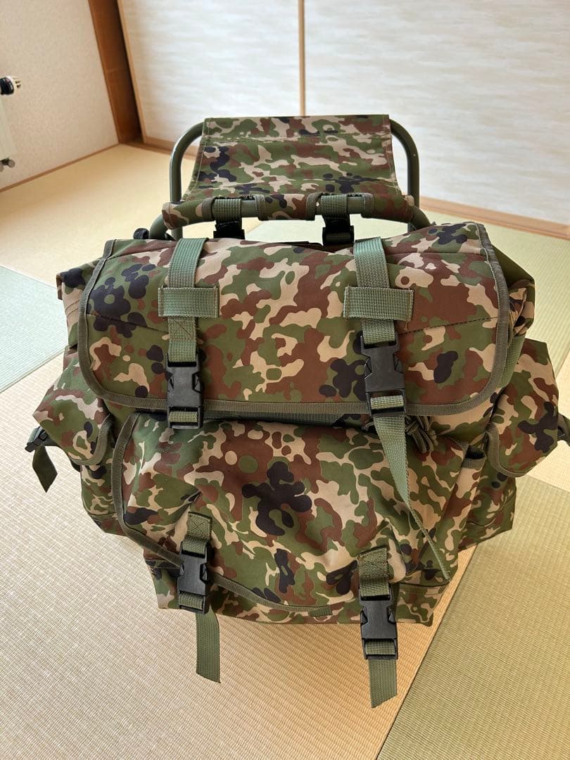 【1点限定】陸上自衛隊　椅子付きリュック&懐中電灯