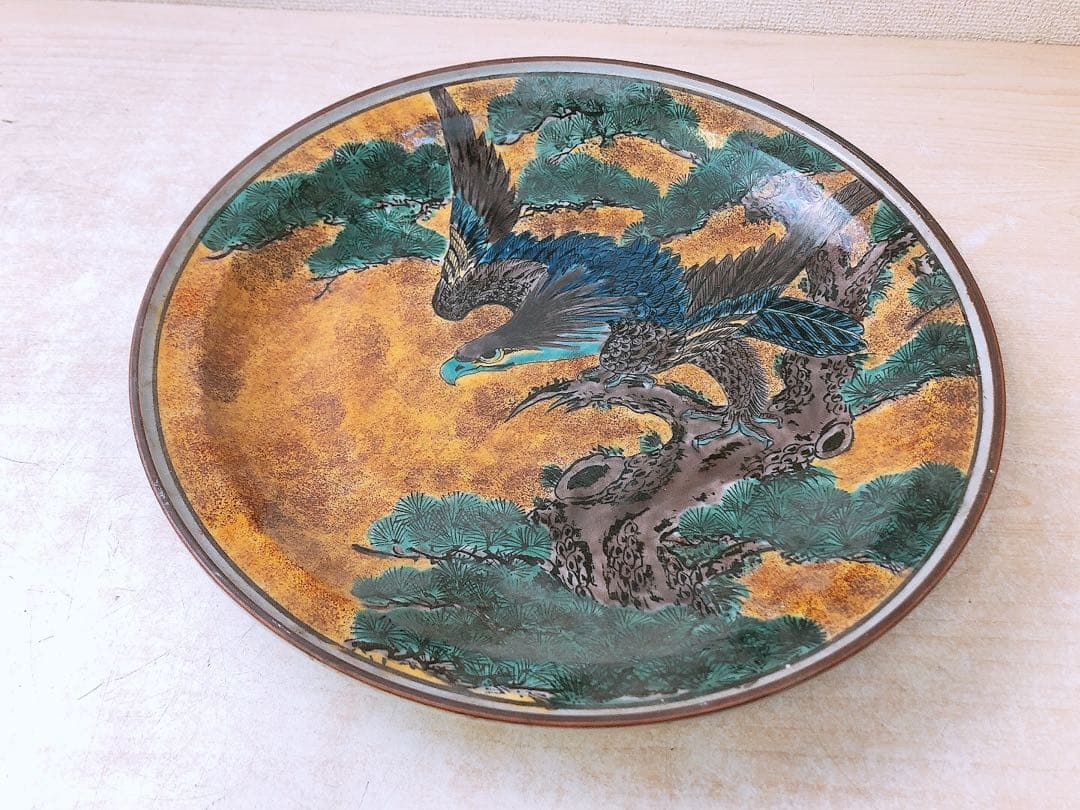 九谷焼 装飾皿 鷹図 松文様 飾り皿 裏印あり 観賞用 美術陶器 迫力絵付け