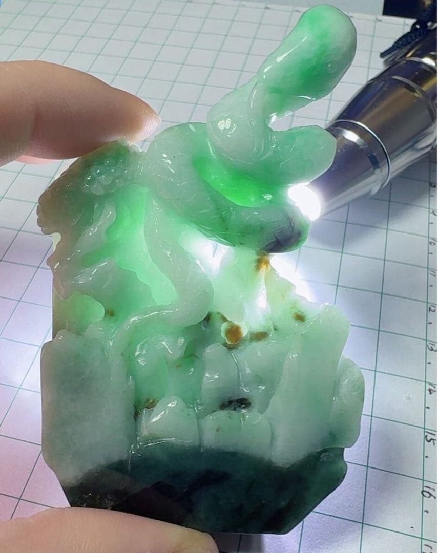 R2-0642天然本翡《本物保証》緑翡翠　蛇　巳年　金財運　置物　パワーストーン