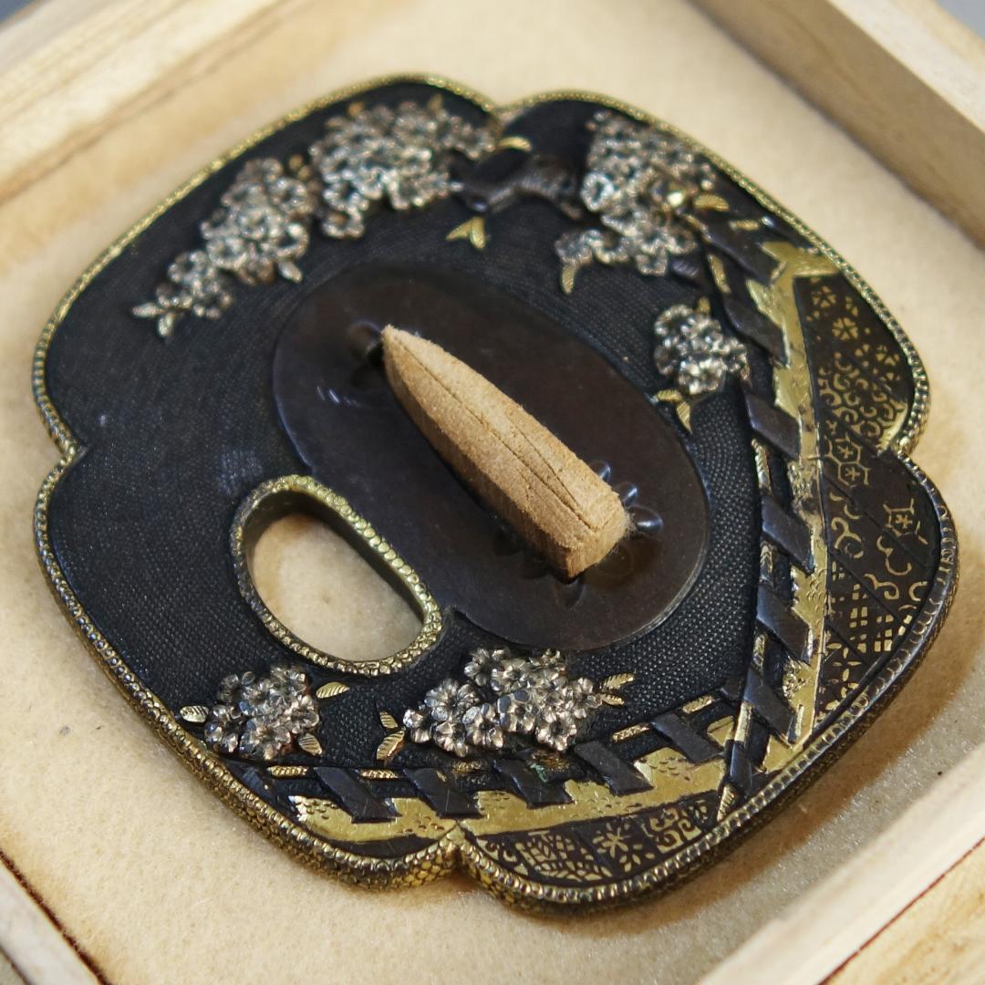 【赤銅魚子地 高肉彫 鍍金銀 桜花見図鍔】(鍔箱付き) 鍔 鐔 刀装具 武具