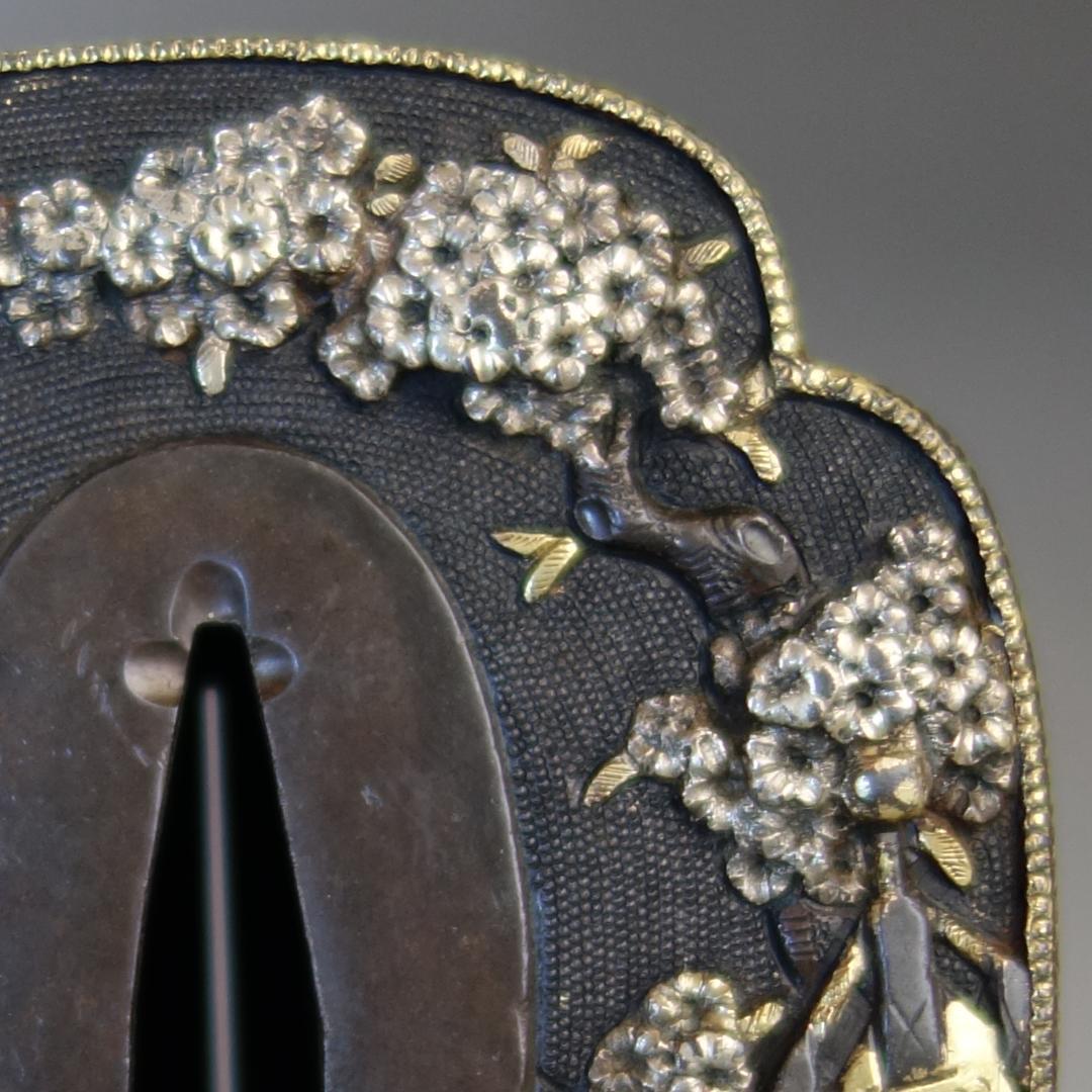 【赤銅魚子地 高肉彫 鍍金銀 桜花見図鍔】(鍔箱付き) 鍔 鐔 刀装具 武具