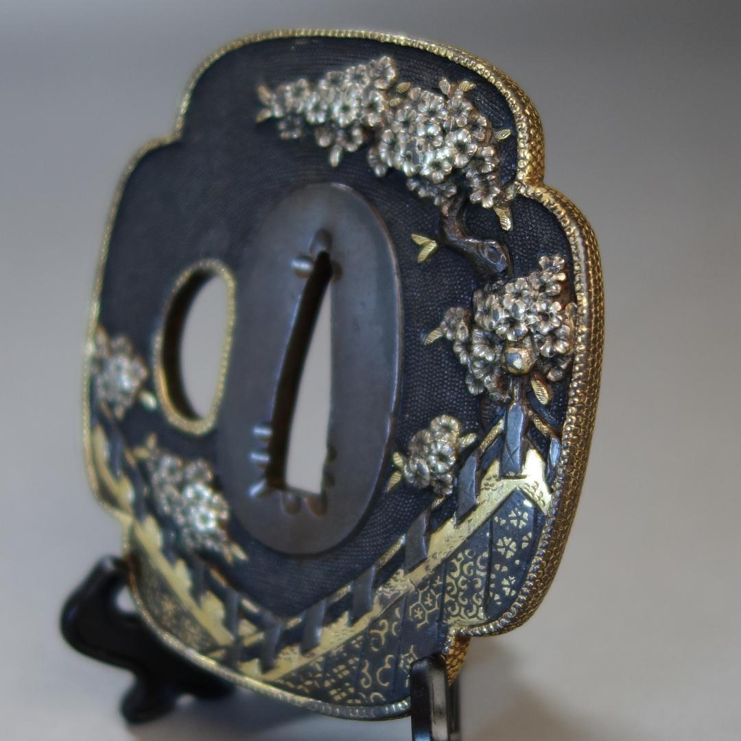 【赤銅魚子地 高肉彫 鍍金銀 桜花見図鍔】(鍔箱付き) 鍔 鐔 刀装具 武具