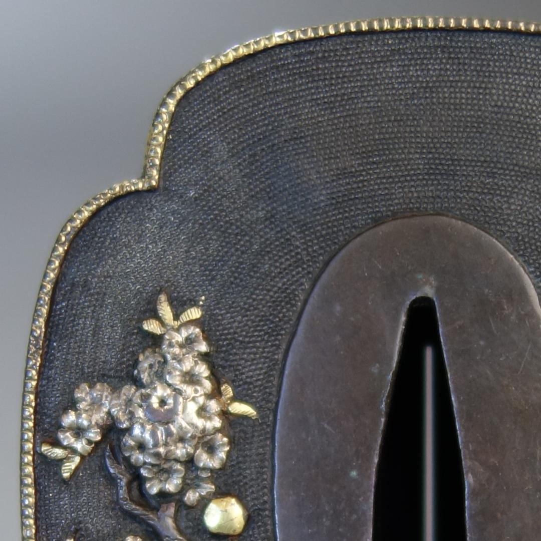 【赤銅魚子地 高肉彫 鍍金銀 桜花見図鍔】(鍔箱付き) 鍔 鐔 刀装具 武具